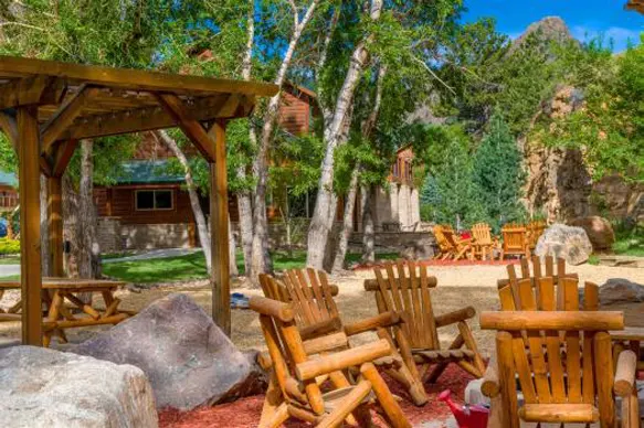 An exterior view of an rustic yet elegant vacation rental in Estes Park, CO.